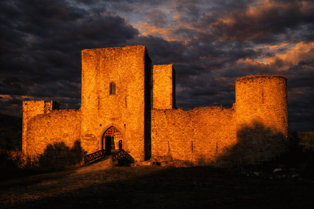 Le château cathare de Puivert et la salle des Troubadours dans le Quercorb, Aude